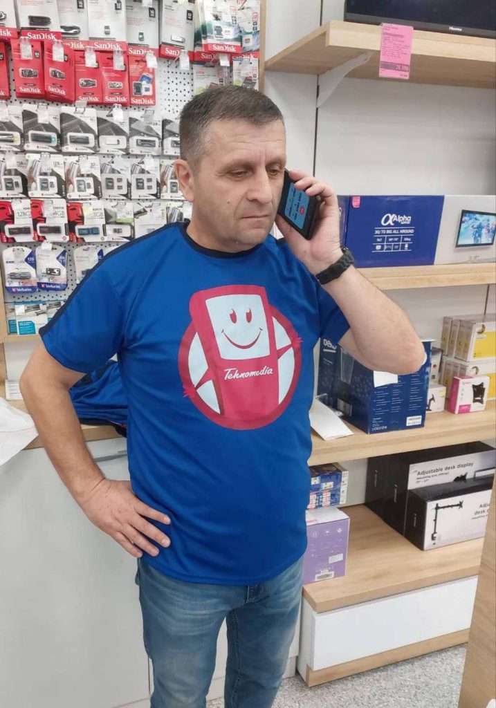 Zoran Ignjatović iz Tehnomedie razgovara telefonom