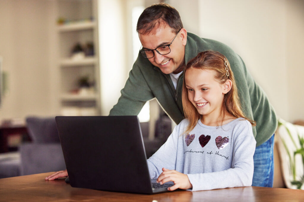 otac i ćerka za laptopom