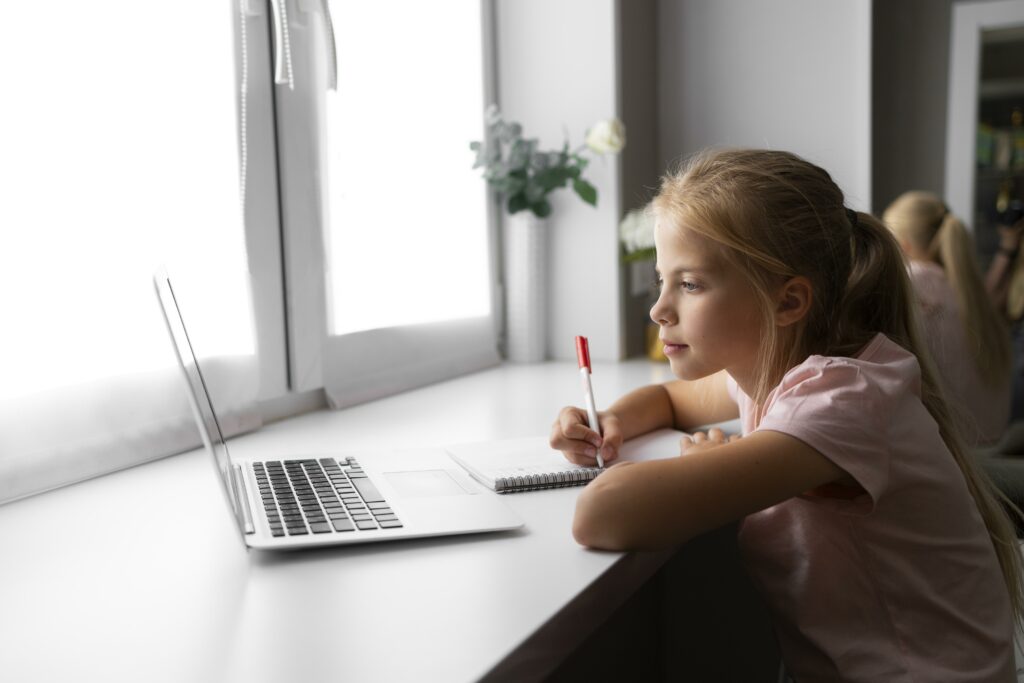 devojčica radi na laptopu