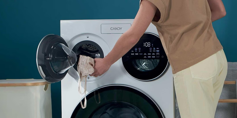 žena stavlja veš u bubanj veš mašine